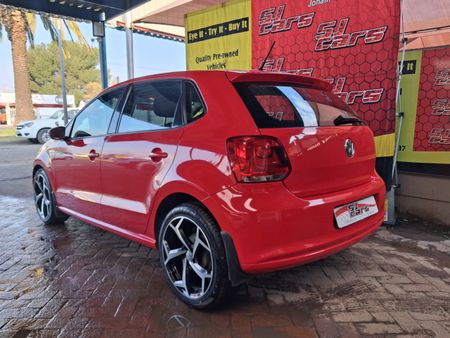 2011-Volkswagen-Polo-14-Comfortline_2