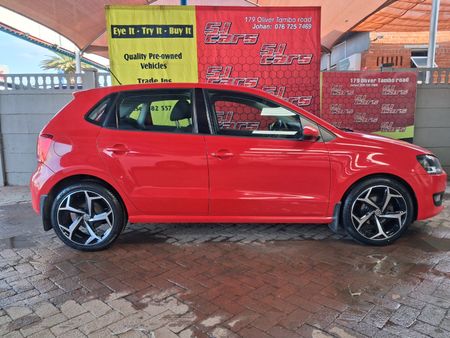2011-Volkswagen-Polo-14-Comfortline_3