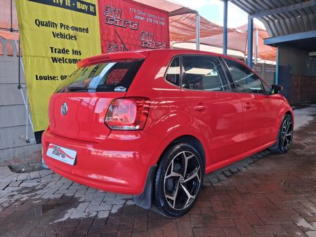 2011-Volkswagen-Polo-14-Comfortline_5