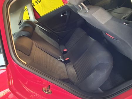 2011-Volkswagen-Polo-14-Comfortline_6