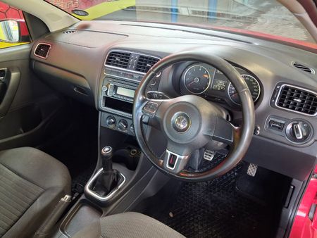 2011-Volkswagen-Polo-14-Comfortline_8