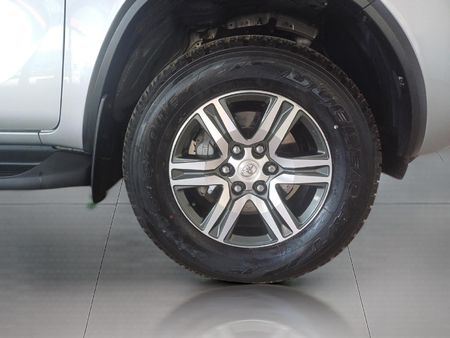 2018-Toyota-Fortuner-24-GD-6-Raised-Body-Auto_10