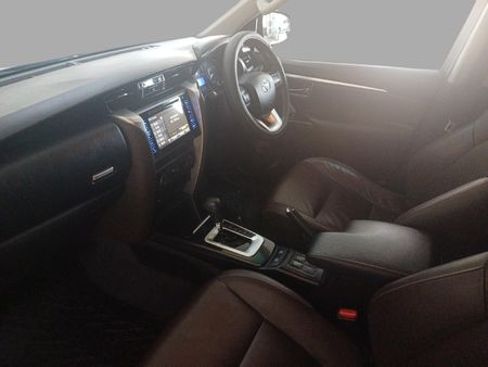 2018-Toyota-Fortuner-24-GD-6-Raised-Body-Auto_18
