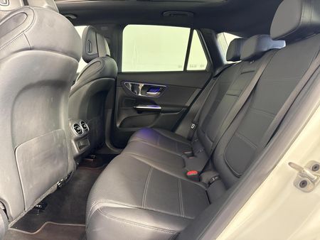 2025-Mercedes-Benz-GLC-220D-4Matic_3
