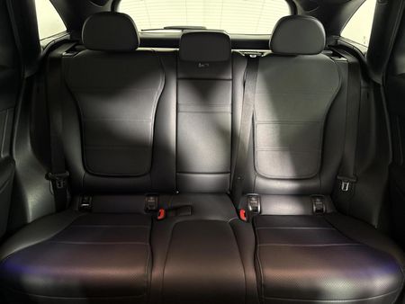 2025-Mercedes-Benz-GLC-220D-4Matic_8