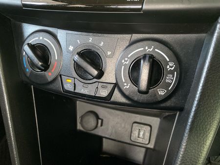 2015-Suzuki-Swift-12-GL_12