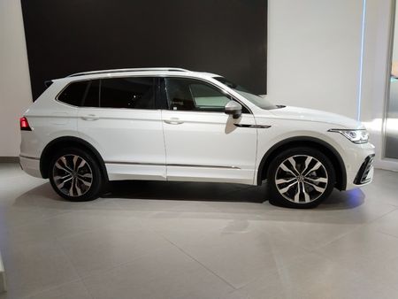 2025-Volkswagen-Tiguan-Allspace-14-TSI-R-Line-DSG-Auto_3
