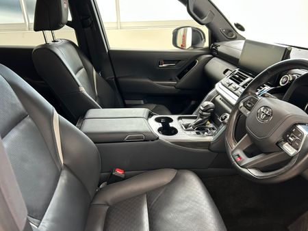 2025-Toyota-Land-Cruiser-300-V6-33-D-GR-S_10