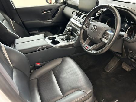 2025-Toyota-Land-Cruiser-300-V6-33-D-GR-S_11
