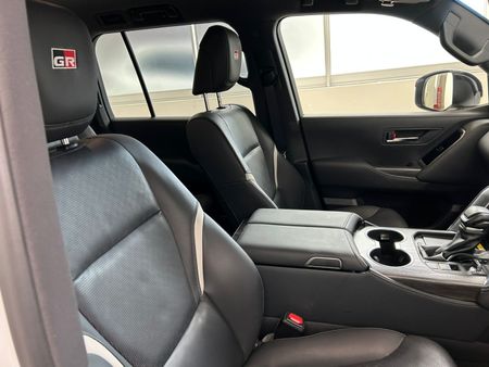 2025-Toyota-Land-Cruiser-300-V6-33-D-GR-S_12