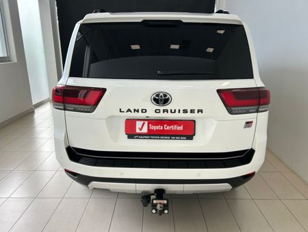 2025-Toyota-Land-Cruiser-300-V6-33-D-GR-S_5