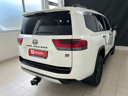 2025-Toyota-Land-Cruiser-300-V6-33-D-GR-S_6