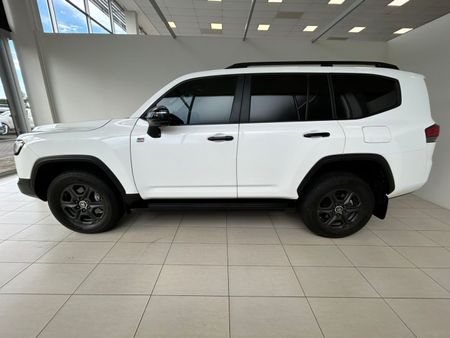 2025-Toyota-Land-Cruiser-300-V6-33-D-GR-S_7