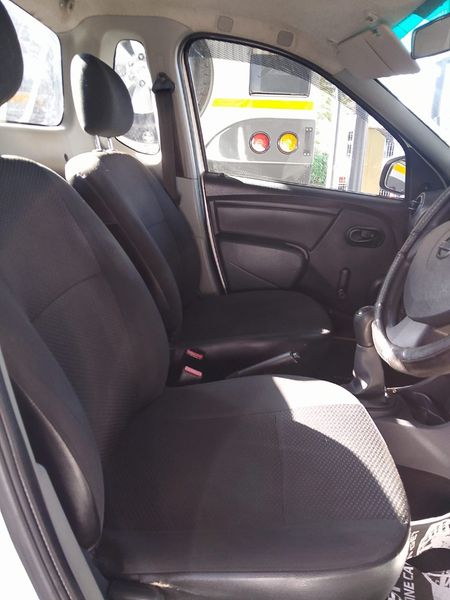 2019-Nissan-NP200-WITH-AIRCONDITIONER_4