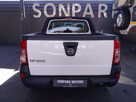 2019-Nissan-NP200-WITH-AIRCONDITIONER_5