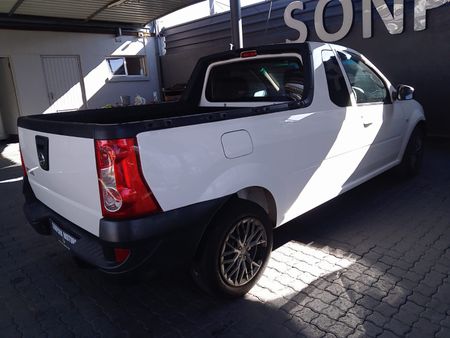 2019-Nissan-NP200-WITH-AIRCONDITIONER_6