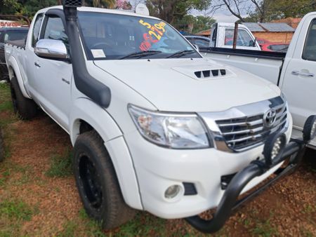 2012-Toyota-Hilux-30-D-4D-Raider-Xtra-Cab_2