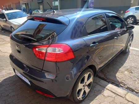 2013-Kia-Rio-14-5-dr_5