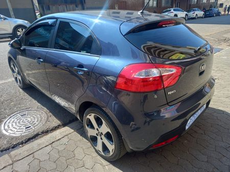 2013-Kia-Rio-14-5-dr_7