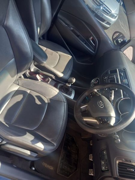 2013-Kia-Rio-14-5-dr_8