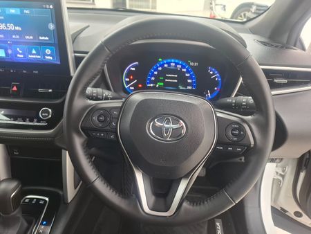 2025-Toyota-Corolla-Cross-18-XS-Hybrid_10
