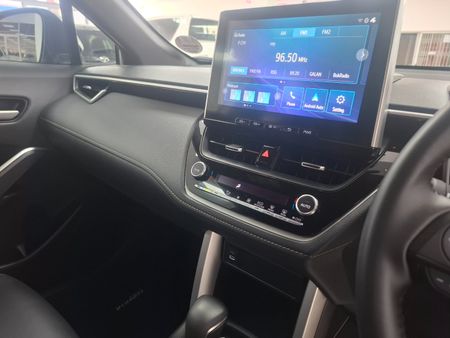 2025-Toyota-Corolla-Cross-18-XS-Hybrid_16