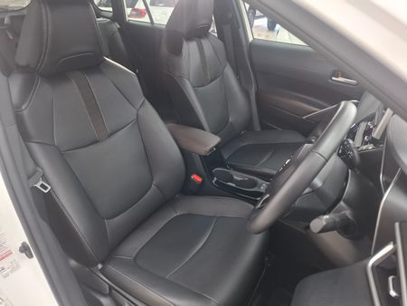 2025-Toyota-Corolla-Cross-18-XS-Hybrid_17