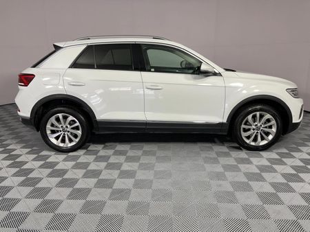 2024-Volkswagen-T-Roc-14-TSI-Design-Auto_17