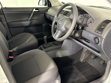 2011-Volkswagen-Polo-Vivo-16-Trendline_9