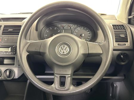 2011-Volkswagen-Polo-Vivo-16-Trendline_11