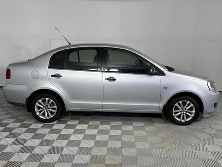 2011-Volkswagen-Polo-Vivo-16-Trendline_16