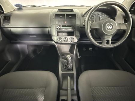 2011-Volkswagen-Polo-Vivo-16-Trendline_1