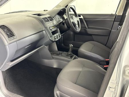 2011-Volkswagen-Polo-Vivo-16-Trendline_8