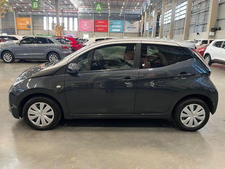 2018-Toyota-Aygo-10-X-Play-5-dr_3