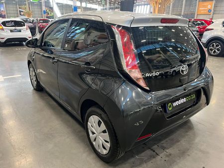 2018-Toyota-Aygo-10-X-Play-5-dr_4
