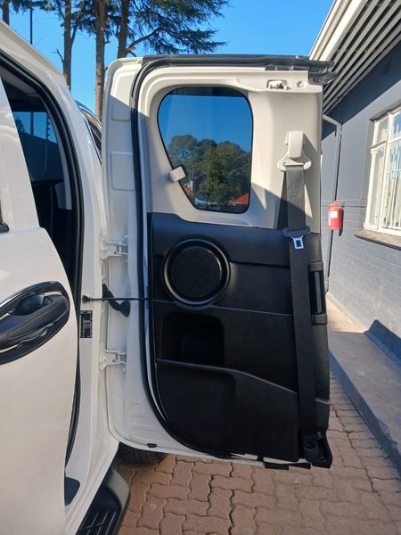 2023-Toyota-Hilux-24-GD-6-Raised-Body-SRX-Auto-Extended-Cab_14