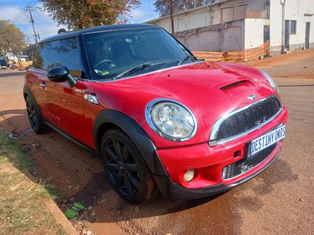2010-MINI-Hatch-Cooper-S_0