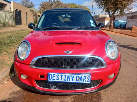 2010-MINI-Hatch-Cooper-S_2