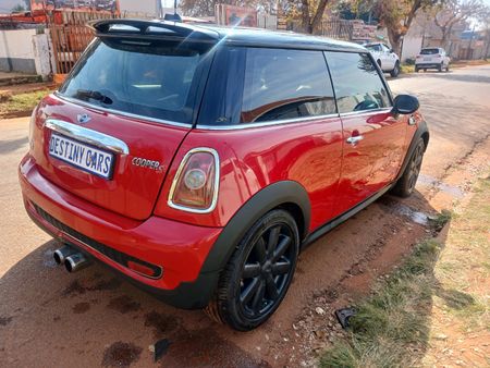 2010-MINI-Hatch-Cooper-S_3
