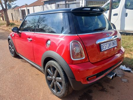 2010-MINI-Hatch-Cooper-S_4