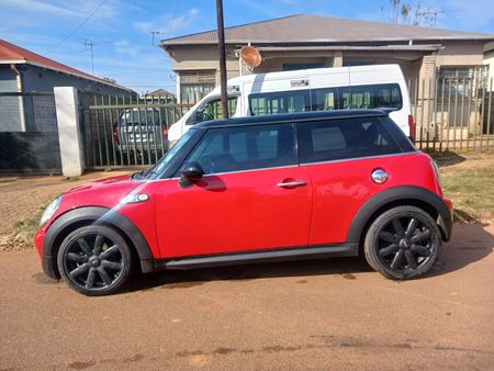 2010-MINI-Hatch-Cooper-S_6