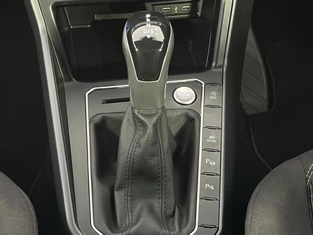 2022-Volkswagen-Taigo-10-TSI-R-Line-Auto_10