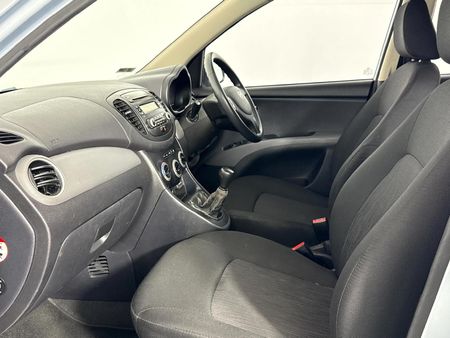 2013-Hyundai-i10-125-GLS-Fluid_8