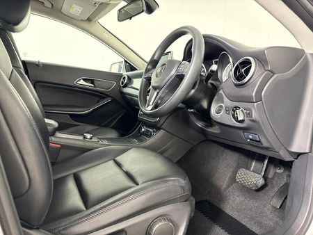 2014-Mercedes-Benz-CLA-200-Auto_9