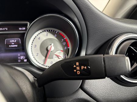 2014-Mercedes-Benz-CLA-200-Auto_10
