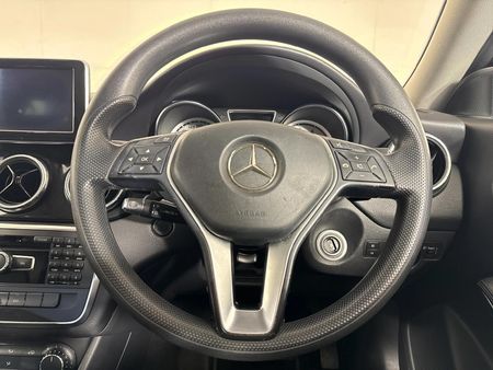 2014-Mercedes-Benz-CLA-200-Auto_11