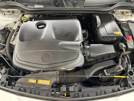 2014-Mercedes-Benz-CLA-200-Auto_12