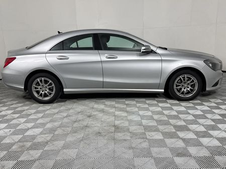 2014-Mercedes-Benz-CLA-200-Auto_16