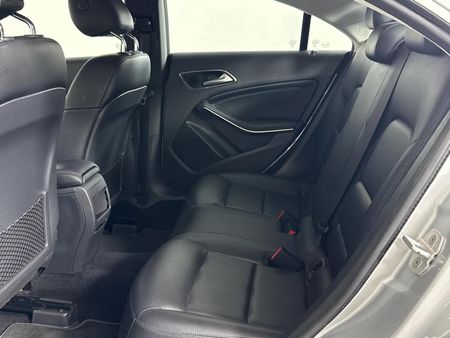 2014-Mercedes-Benz-CLA-200-Auto_3