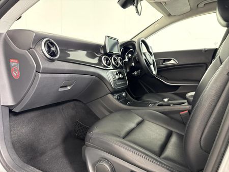 2014-Mercedes-Benz-CLA-200-Auto_8